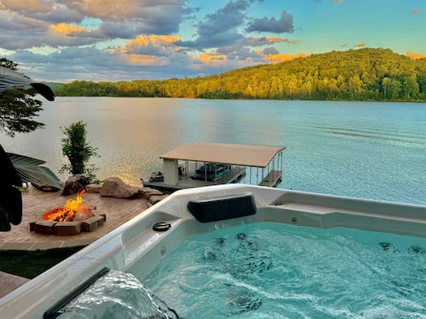 9bdrm, sleeps 26, hotub, cvrd dock,Large game area