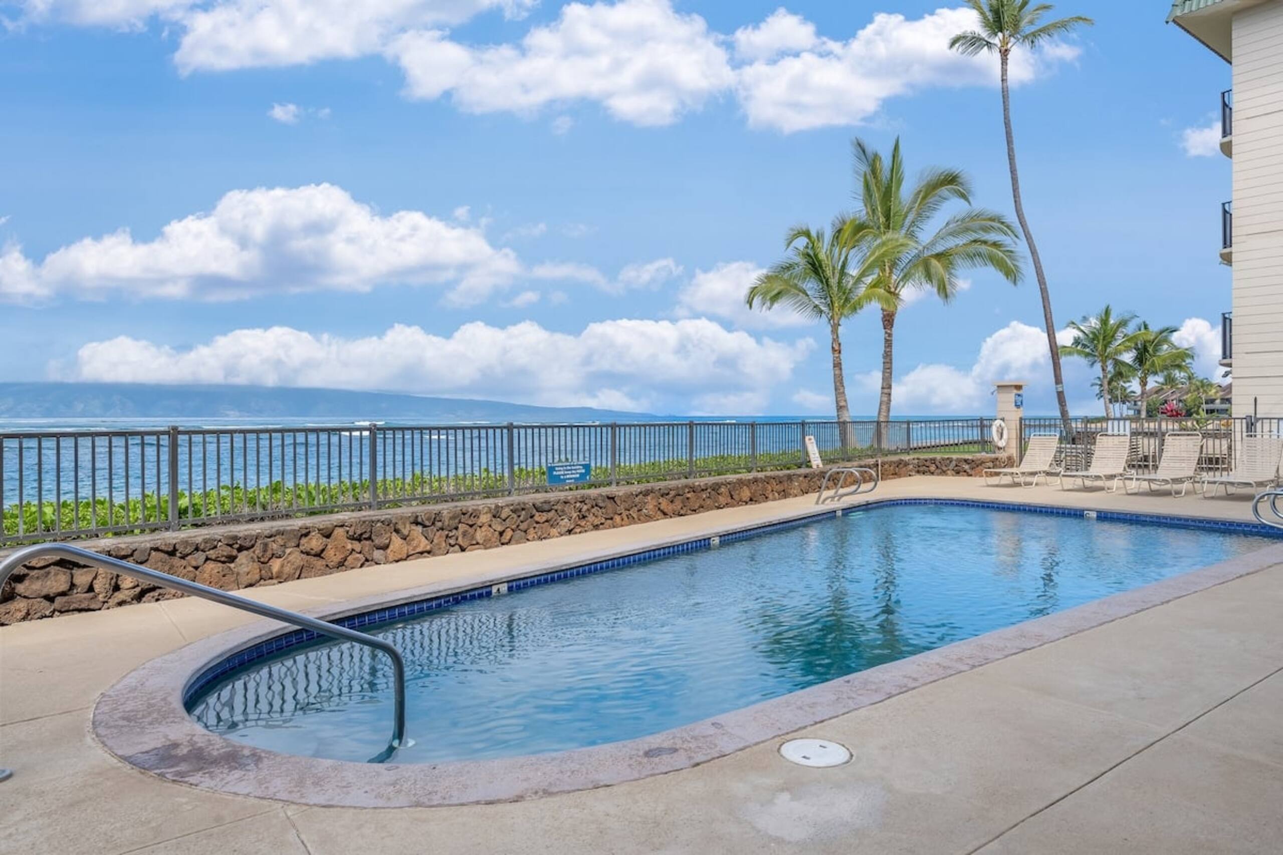 Condo in Lahaina · ★4.17 · 1 bedroom · 2 beds · 1 bath - Image 38