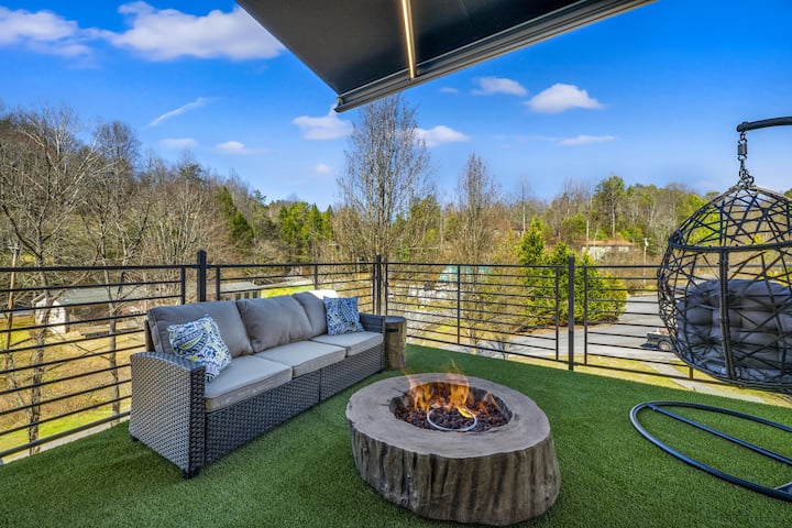 Rooftop Hot Tub, Firepit, Trolly Stop Next Door - Gatlinburg, TN
