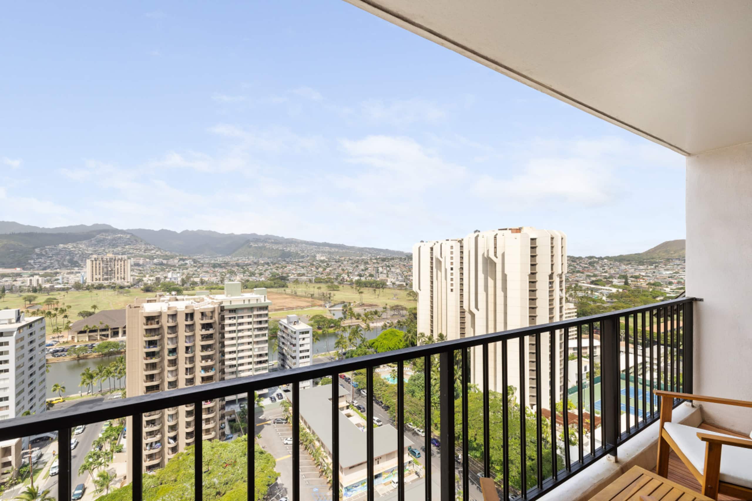 The Monstera, parking & beach - Image 27