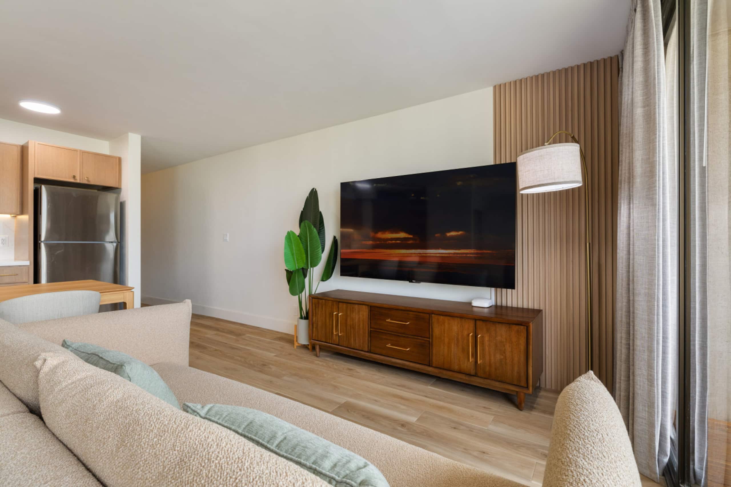The Monstera, parking & beach - Image 10