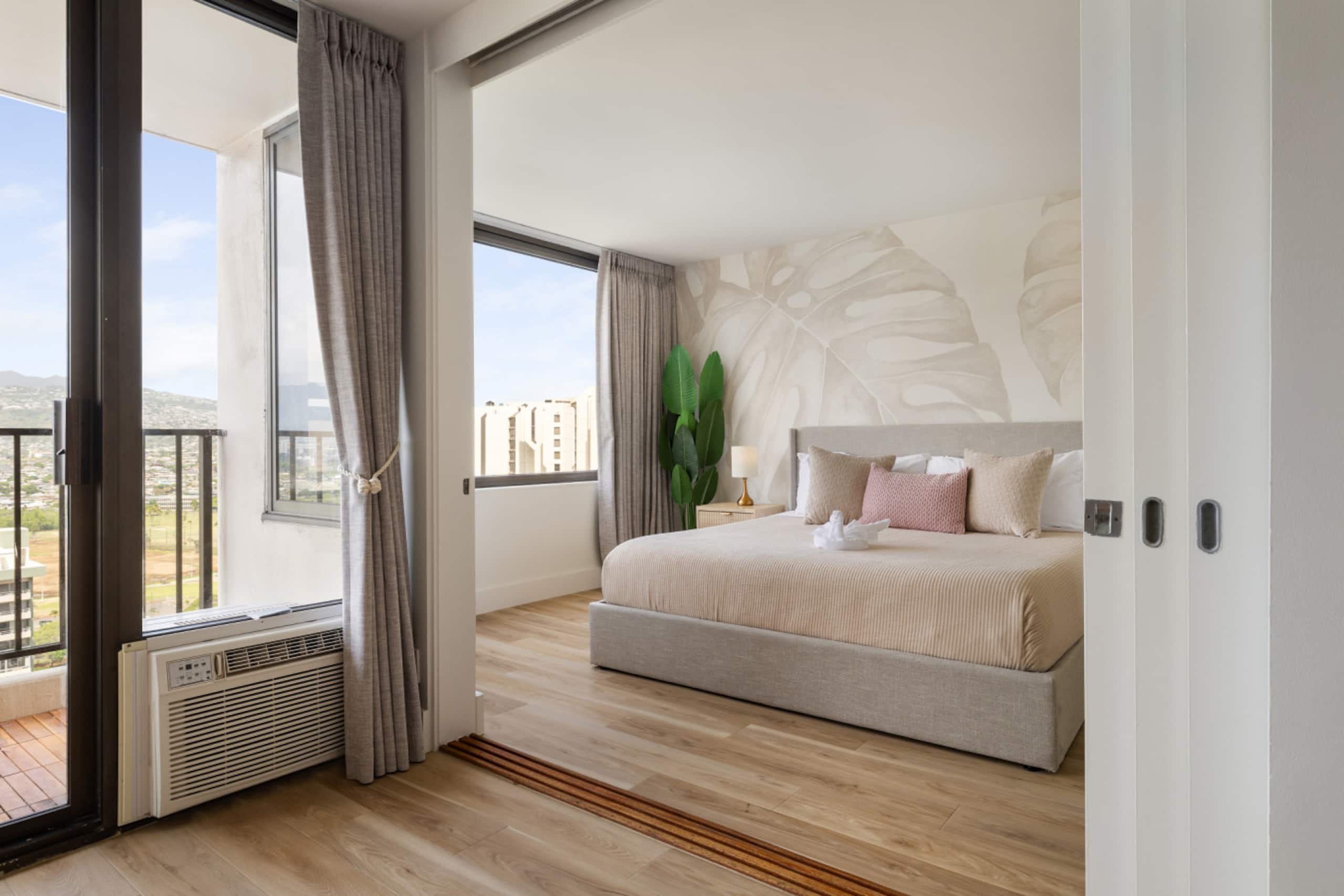 The Monstera, parking & beach - Image 3
