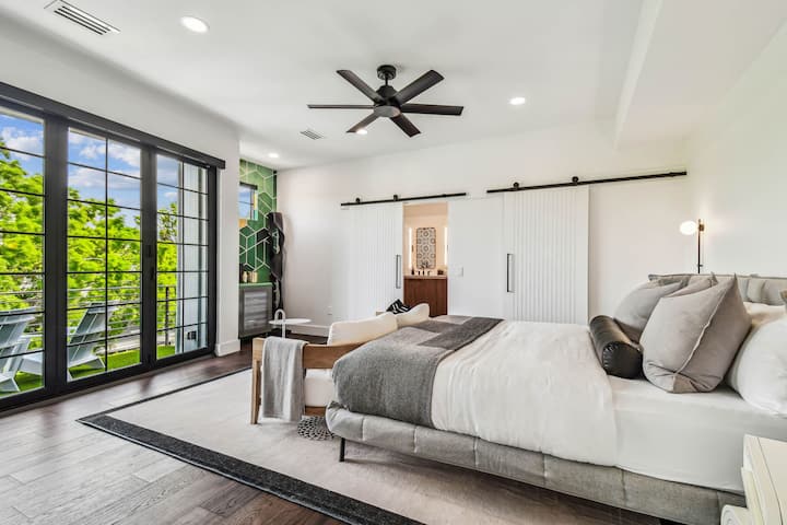 Dhomë gjumi kryesore e pajisur me dyer xhami rrëshqitëse