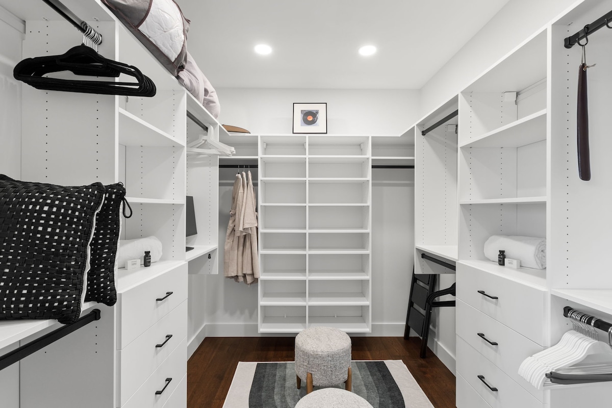 Kabati lenye nafasi kubwa la kuingia lenye rafu mahususi na droo zilizojengwa ndani hukidhi kazi.