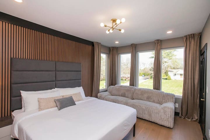 Stunning 4 Bedroom/ 4.5 Bath Home w/Rooftop Deck!