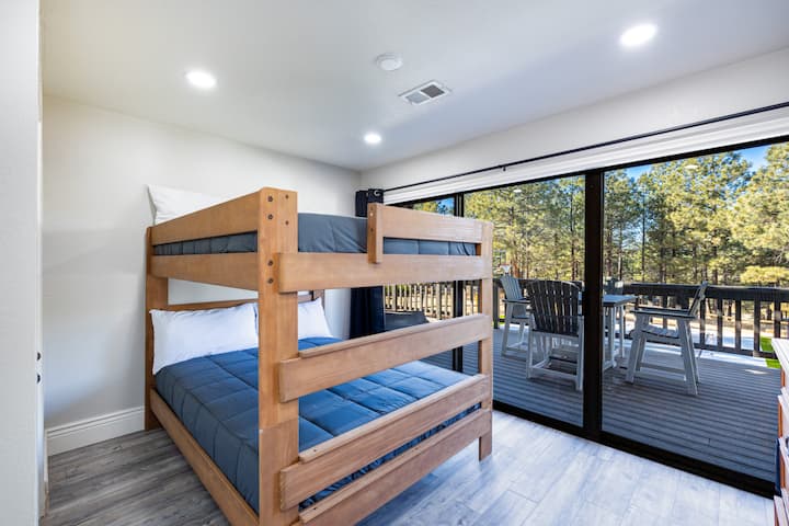 غرفة نوم في الطابق السفلي تضم سريرين بحجم كوين