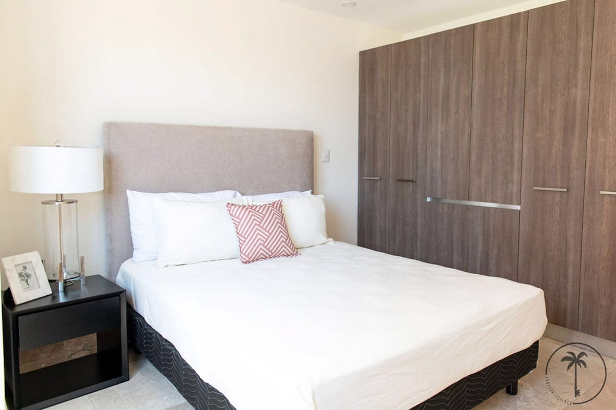 Двойно легло и килер с достатъчно място за съхранение на дрехи. 