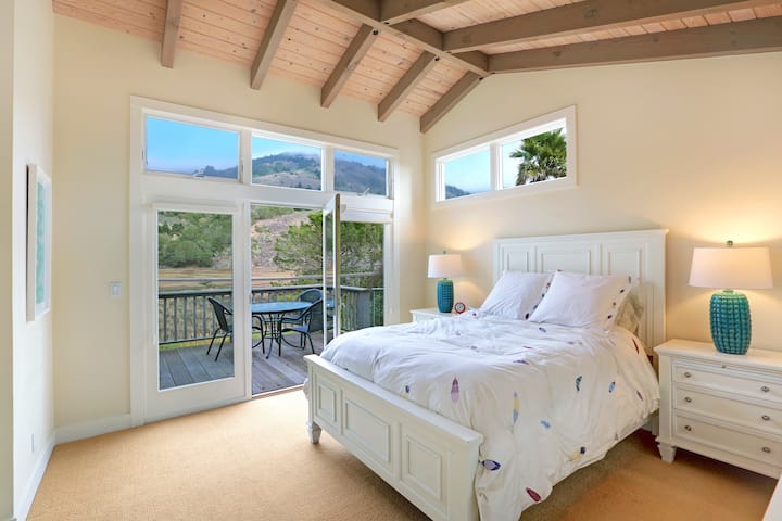 Immaculate Beach House With Great Views Of Mt Tam - Bolinas, CA
