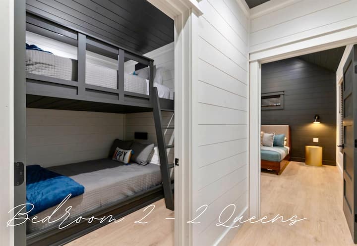 这间双层标准双人床房是儿童、青少年或任何寻找舒适时尚休息场所的人的梦想之选。