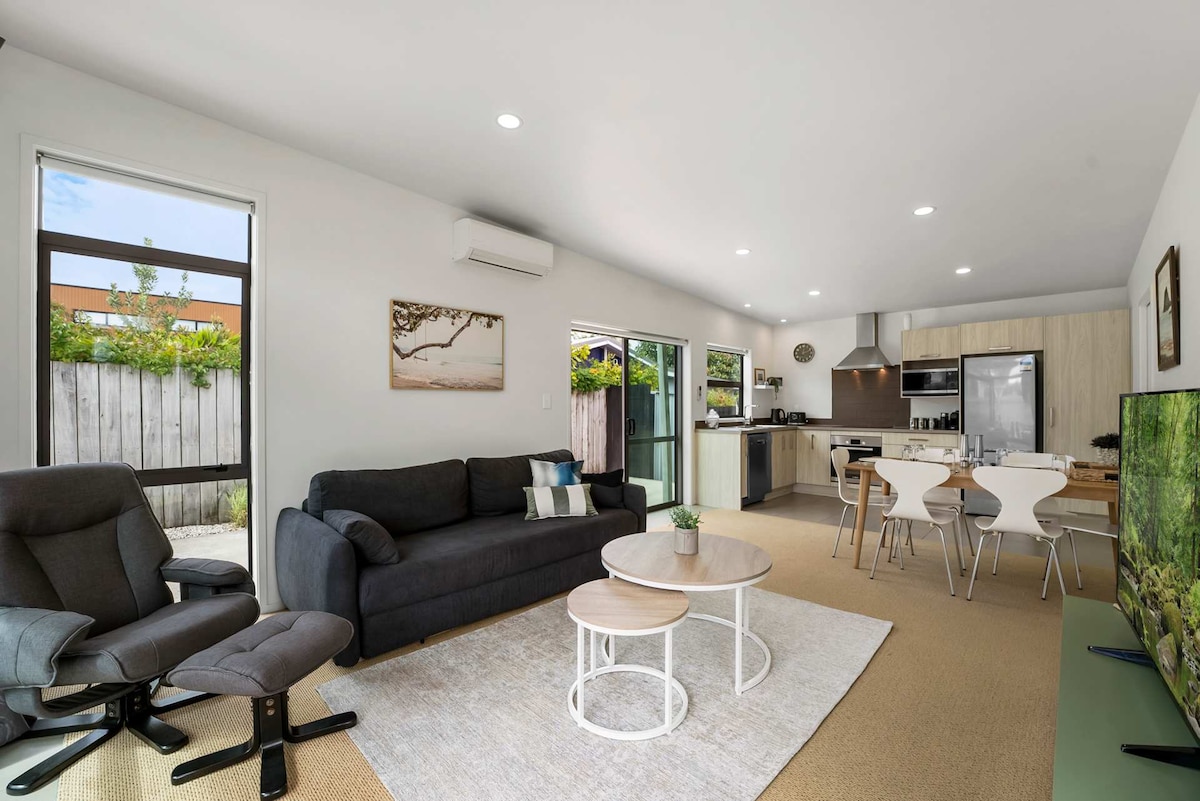 Popular Airbnb listing: Sunny Seaside Retreat - Papamoa Beach in Papamoa Beach