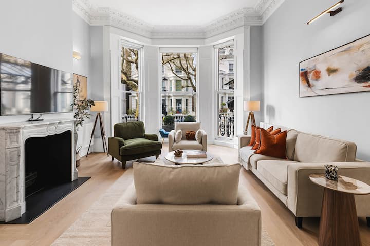 Elegant 4 Bedroom Retreat in Holland Park