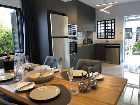Luxurious 3-Bed Villa, Modern Decor, communal Pool