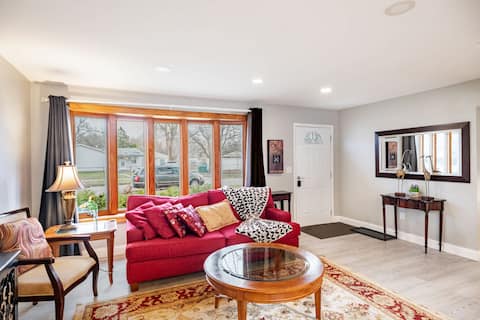 Charming 3-Bed Stay | Airport 10 Min, Pets OK