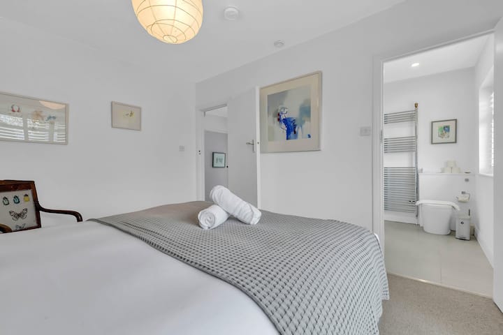 Dormitorio principal con cama tamaño king, mesitas de noche y armario empotrado