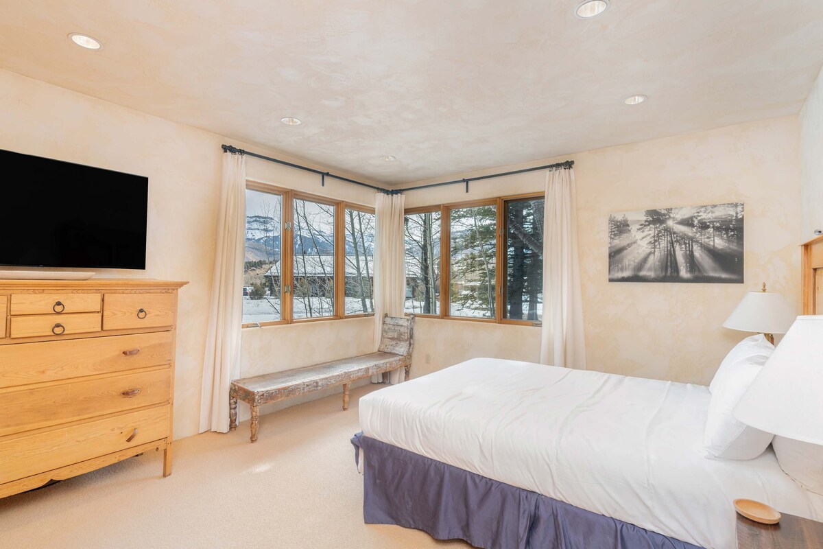 Dormitorio 2: cama queen, piso principal, baño privado con bañera/ducha combinada, TV Fire de 50pulgadas.