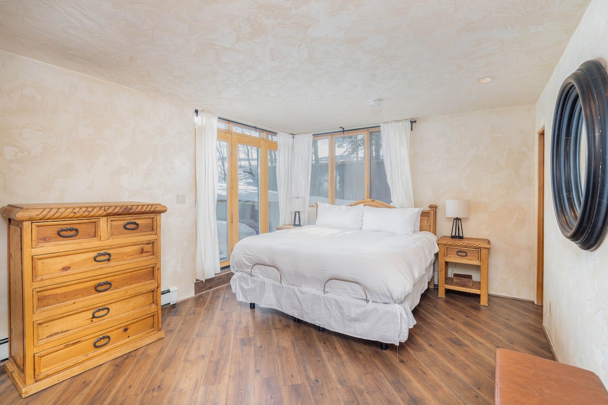 Dormitorio 5: cama tamaño king, piso inferior, baño privado con bañera/ducha combinada, cocina pequeña.