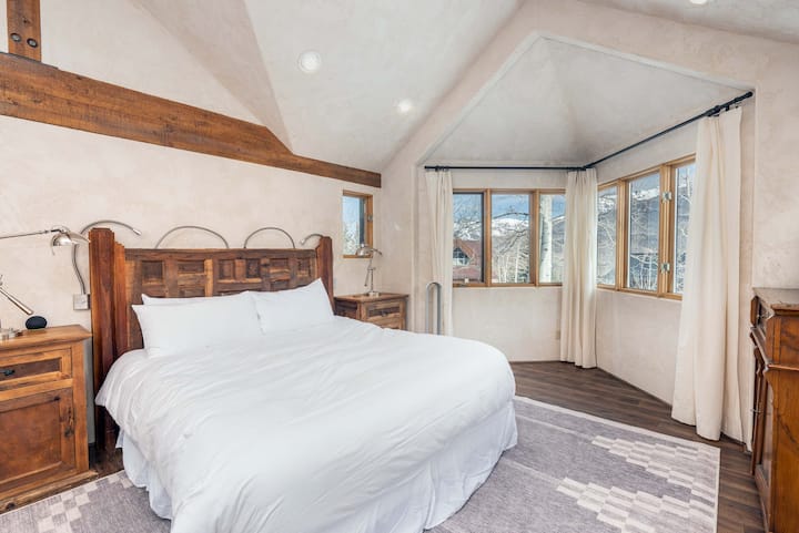 Yataq otağı 6: Kral çarpayısı, yuxarı mərtəbə, buxar duşu və cakuzisi olan geniş hamam otağı, 50" Insignia Smart TV