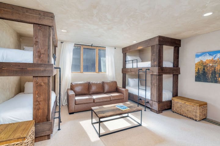 Yataq otağı 4: 2 ikimərtəbəli çarpayı, aşağı mərtəbə, gəzinti dolabı, 75" LG Smart TV