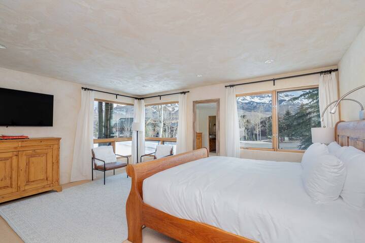 Spacious Telluride Retreat w/ Private Hot Tub