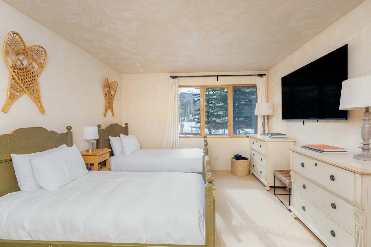 Dormitorio 3: 2 camas individuales, piso principal, baño privado con ducha de pie, TV inteligente LG de 65pulgadas