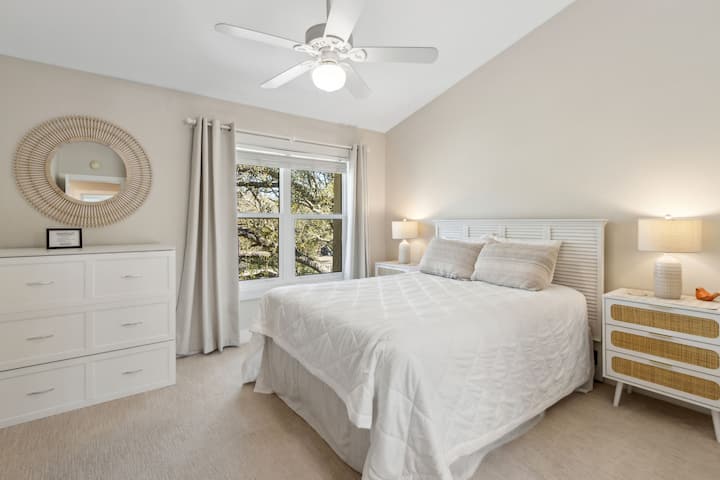 Спална соба за гости со брачен кревет (широк 150 - 179 см)