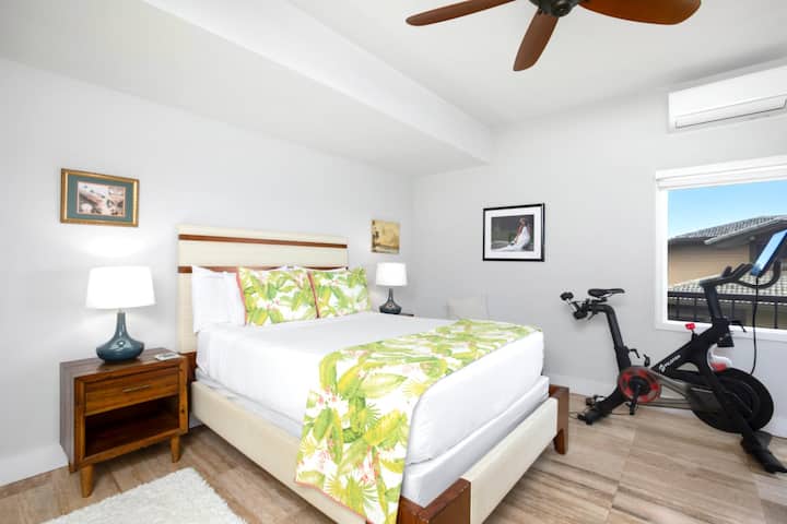 ห้องนอนหรูหราแบบโอเอซิส ตกแต่งสไตล์เขตร้อน มีจักรยาน Peloton ในห้องพัก KRV-1622