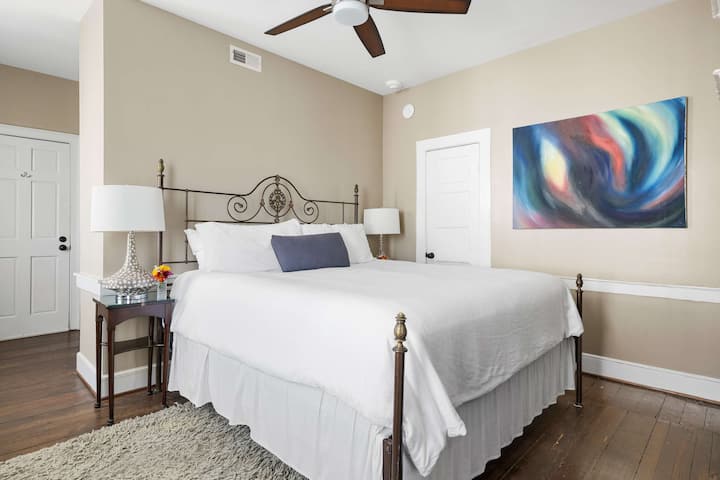 1. spavaća soba: bračni krevet (širine 180 - 200 cm