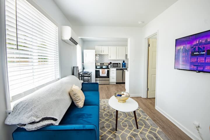 客厅可欣赏厨房美景 