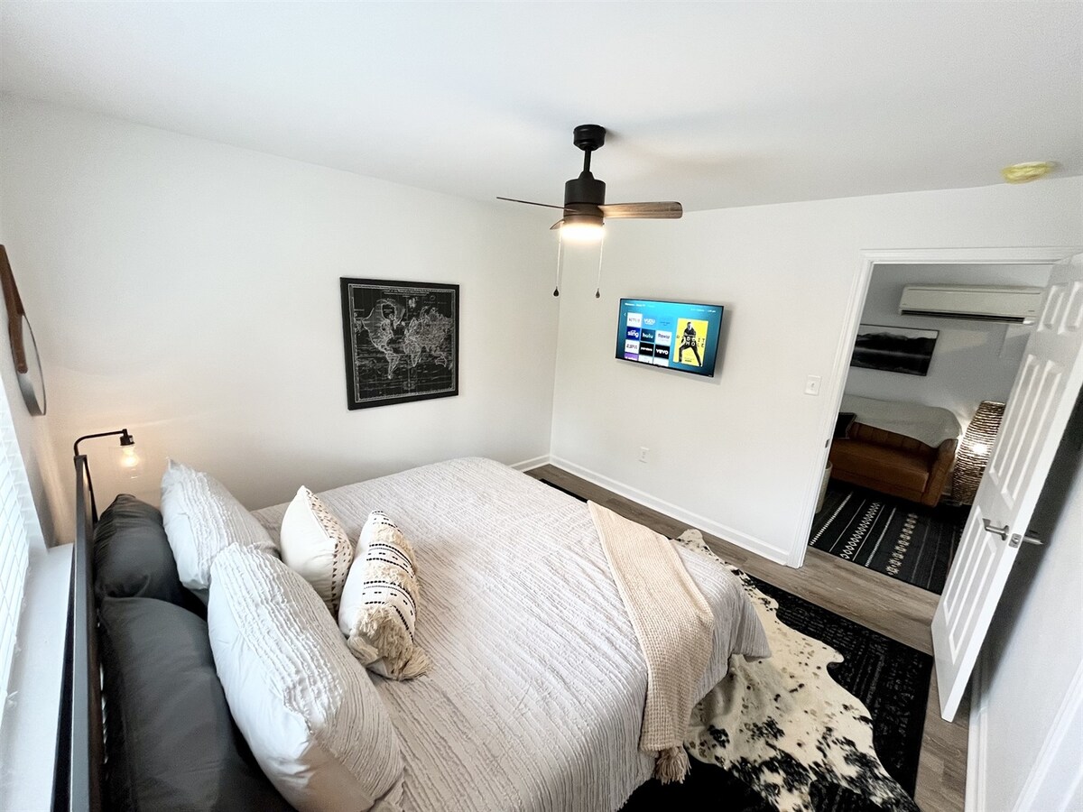 放松身心，在舒适的加大双人床上观看您最喜爱的节目 