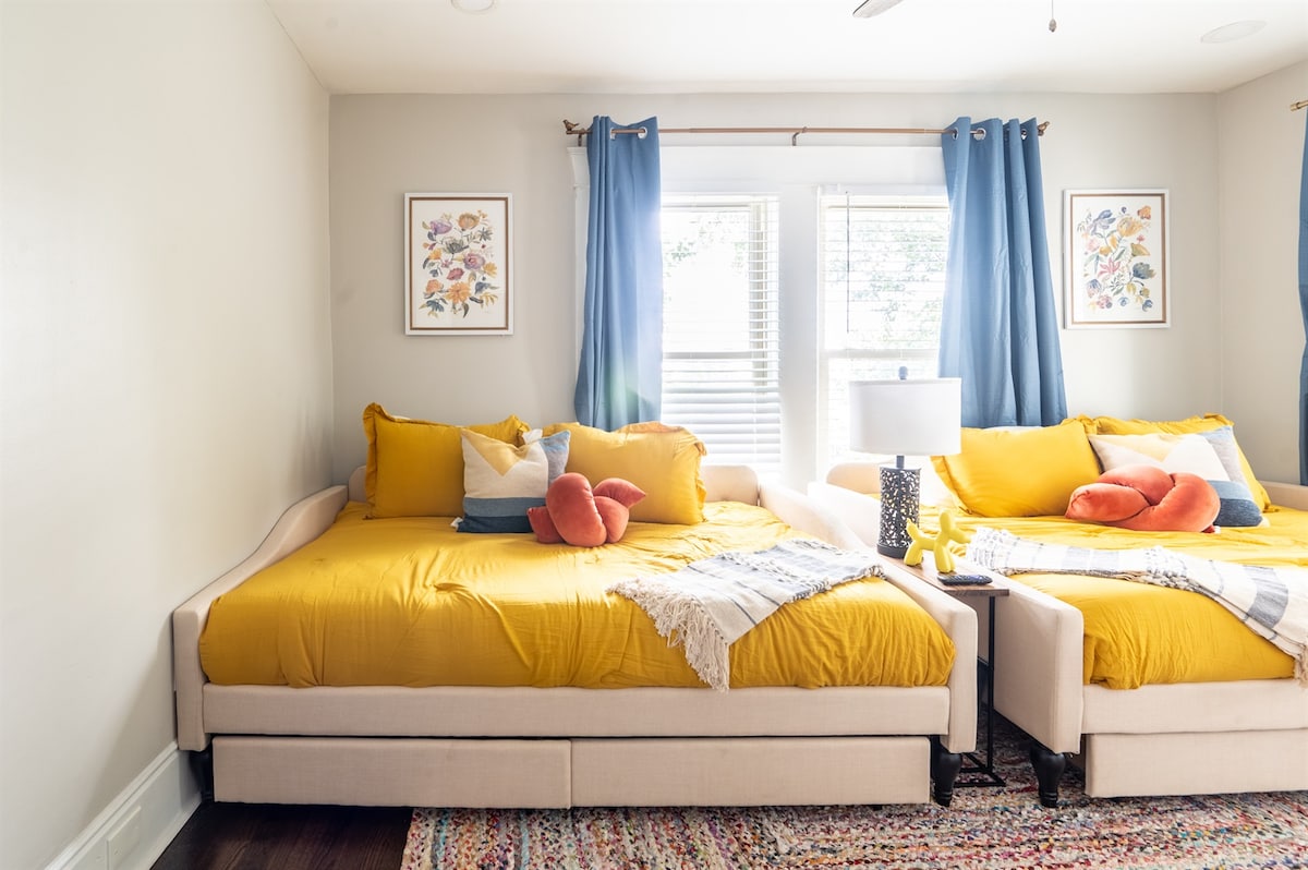 Sweet Dreams: нашата привлекателна спалня за гости предлага две големи дневни легла с достатъчно място за съхранение и смарт телевизор за вашето забавление. 