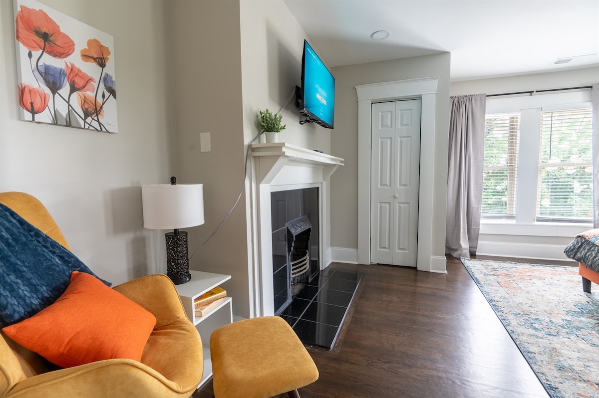 Уютен ъгъл: Избягайте в кътчето за четене на главната ни спалня, идеално за спокойните ви моменти на четене.