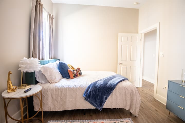 Svijetla i privlačna spavaća soba za goste s pažljivo osmišljenim detaljima za ugodan boravak.