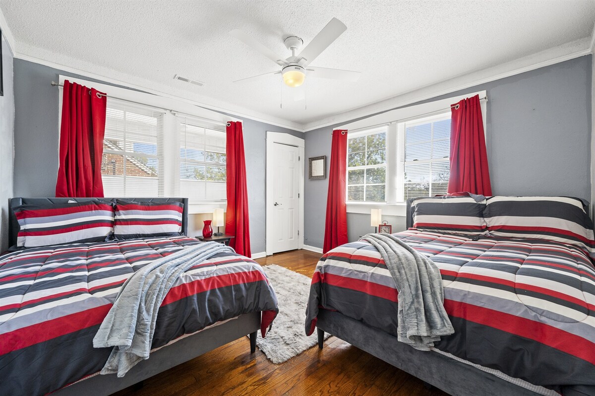 Dormitorio doble completo con TV inteligente, ideal para la comodidad y el disfrute de los huéspedes.