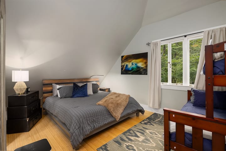 Уживајте во луксуз со нашиот простран брачен апартман, вашиот рај на удобност и релаксација.