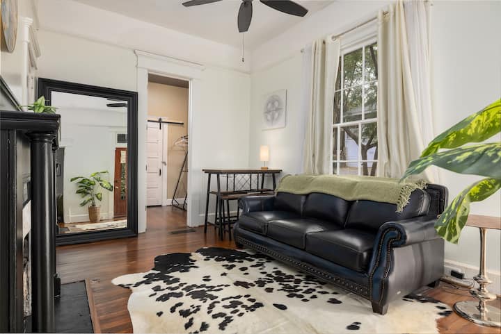 Уживајте во удобноста на нашата удобна семејна соба, опремена со кауч на извлекување, огледало во цела должина и приватна сопствена бања за дополнителна удобност.