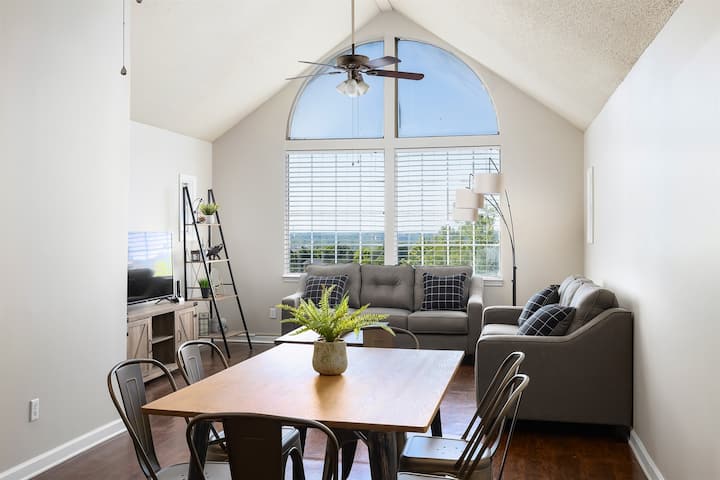 Obývacia izba s klenutými stropmi, veľkými oknami a vkusnou výzdobou