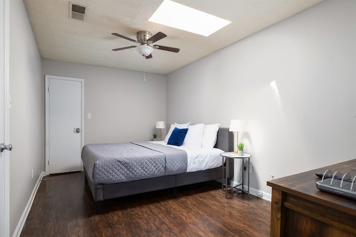 Útulná spálňa s manželskou posteľou a strešným oknom na zvýšenie prirodzeného svetla