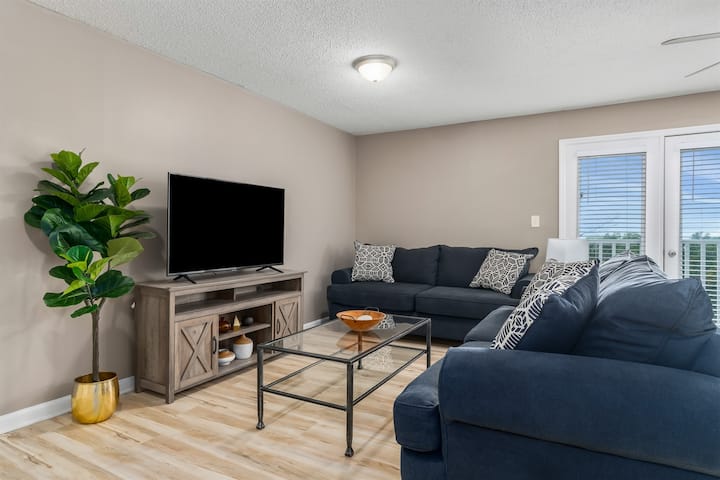 Svetlá a príjemná obývacia izba ponúka pohodlnú pohovku a televízor s plochou obrazovkou.