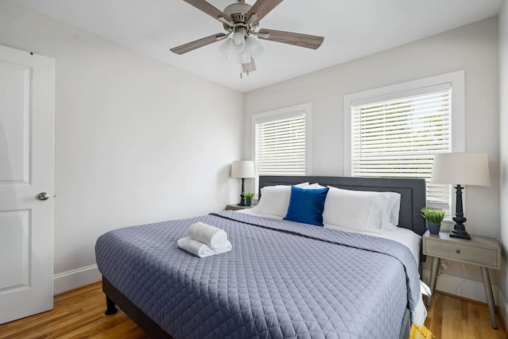 Ka një krevat dopio "king" me shtroja luksoze dhe dekor të qetë, të punuar për një natë të qetë.