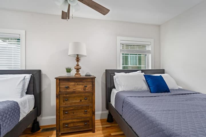 Ka dy krevate dopio "queen", që ofrojnë rehati dhe stil të bollshëm për vizitorë të tjerë ose anëtarë të familjes.