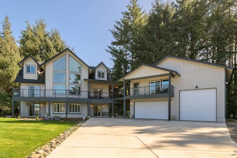 New listing! Luxury 6 BR lake home, dock, hot tub