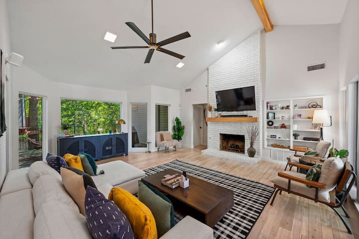 Huge Mansion W/ Unique Treehouse Suite: Patio - Garland, TX