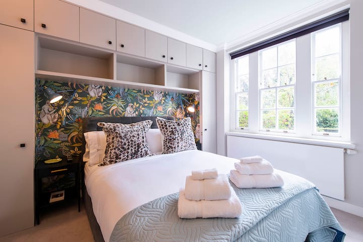 Dormitorio tranquilo con mucho espacio de almacenamiento.