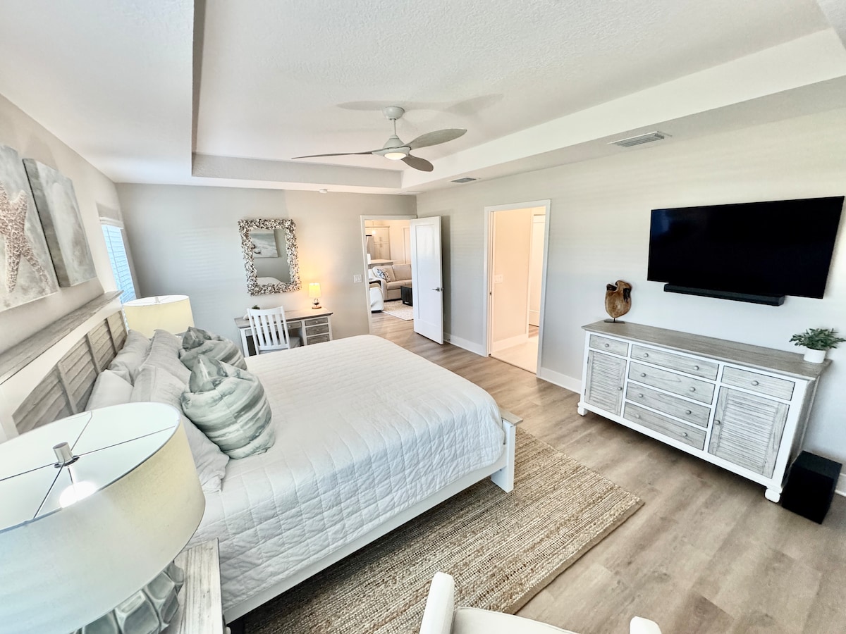 Dormitorio principal - Cama tamaño king - TV de pantalla plana, escritorio y baño privado a la izquierda de la televisión