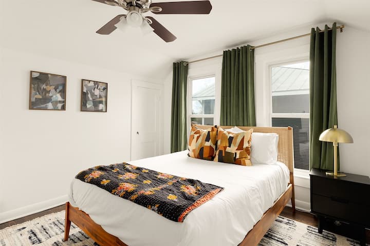 Აიმაღლეთ თქვენი საძინებელი! Მყუდრო საწოლიდან დაწყებული, ჭერის გამაგრილებელი ვენტილატორით დამთავრებული, ყველა დეტალი იდეალურ დასვენებას გმატებთ.