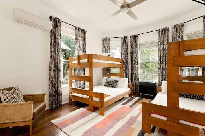 Გააორმაგეთ მხიარულება და დაიძინეთ! Ორსართულიანი საწოლები იდეალური ვარიანტია მყუდრო საძინებლებისა და უსაზღვრო თავგადასავლებისთვის.