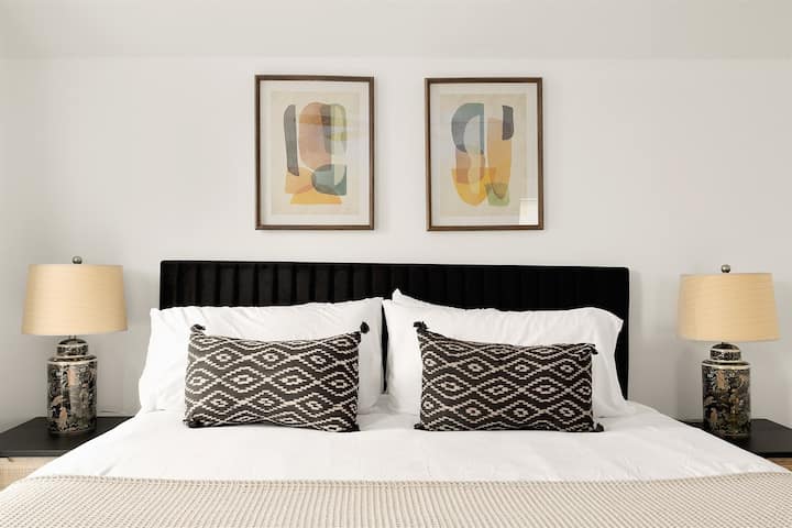 Ეს ლამაზი ღამის სანათი იდეალურ შტრიხს სძენს ჩვენს შთამბეჭდავ საძინებელს, რაც ყოველ საღამოს განსაკუთრებულად აგრძნობინებს თავს.