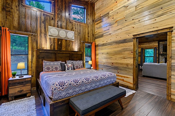 Vlastná manželská posteľ s náladovým osvetlením v čelo postele