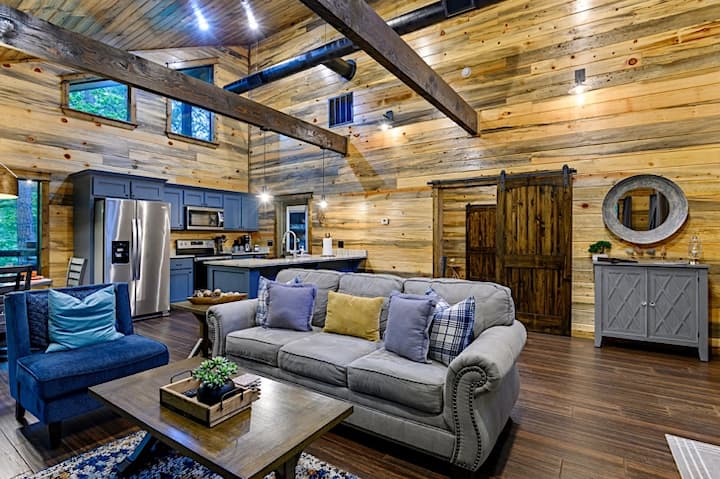 Spánok s manželskou posteľou Queen v obývacom priestore