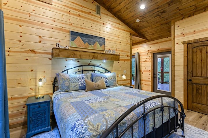 Quarto king privado e prateleira suspensa com iluminação embutida para leitura